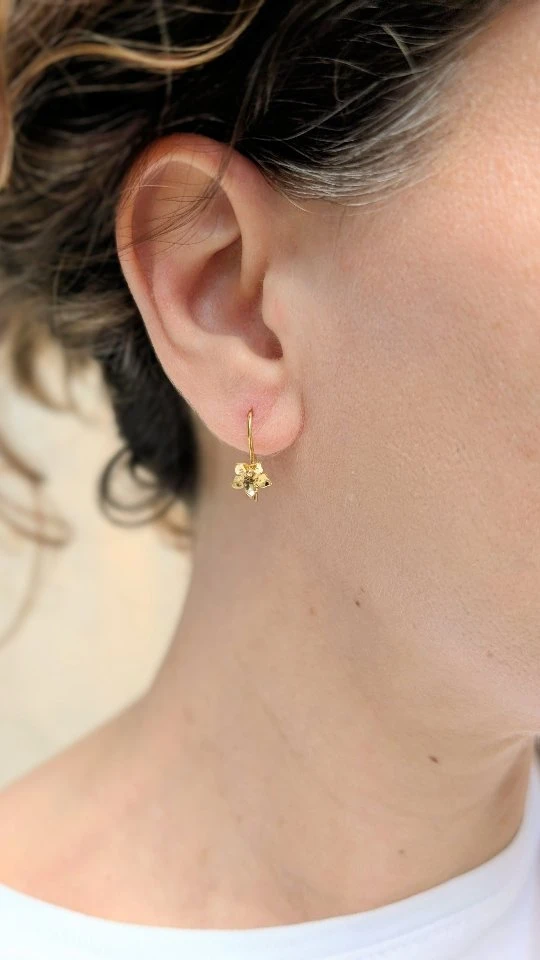 💠 Delicatezza che prende forma: due piccoli fiori che brillano in oro 18kt. 💠