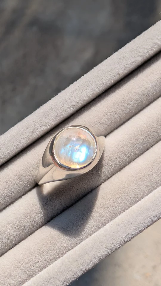 C'è un momento in cui la labradorite si accende.