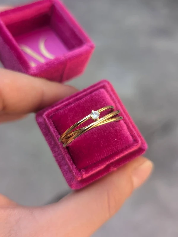 Questa volta l'anello NIDO è nato da vecchi gioielli in oro che Simona aveva già ma non us
