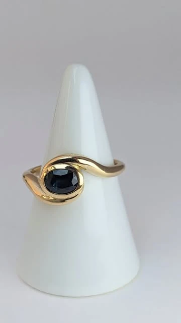 Una tormalina brasiliana dal blu intenso, alcuni vecchi gioielli e dell’oro di famiglia: e