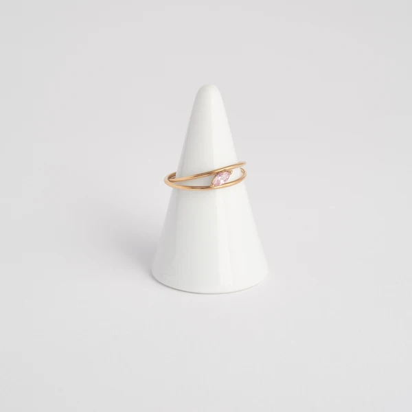 Anello Abbraccio in oro giallo 18kt con zaffiro rosa taglio marquise e doppio giro d'oro, Monica Candido Gioielli Milano