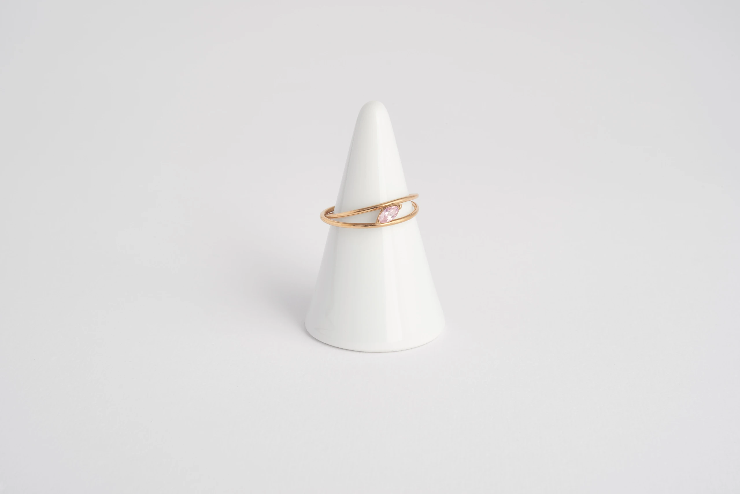 Anello Abbraccio in oro giallo 18kt con zaffiro rosa taglio marquise e doppio giro d'oro, Monica Candido Gioielli Milano - 1