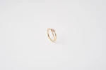 Anello Abbraccio in oro giallo 18kt con zaffiro rosa taglio marquise e doppio giro d'oro, Monica Candido Gioielli Milano miniatura 2