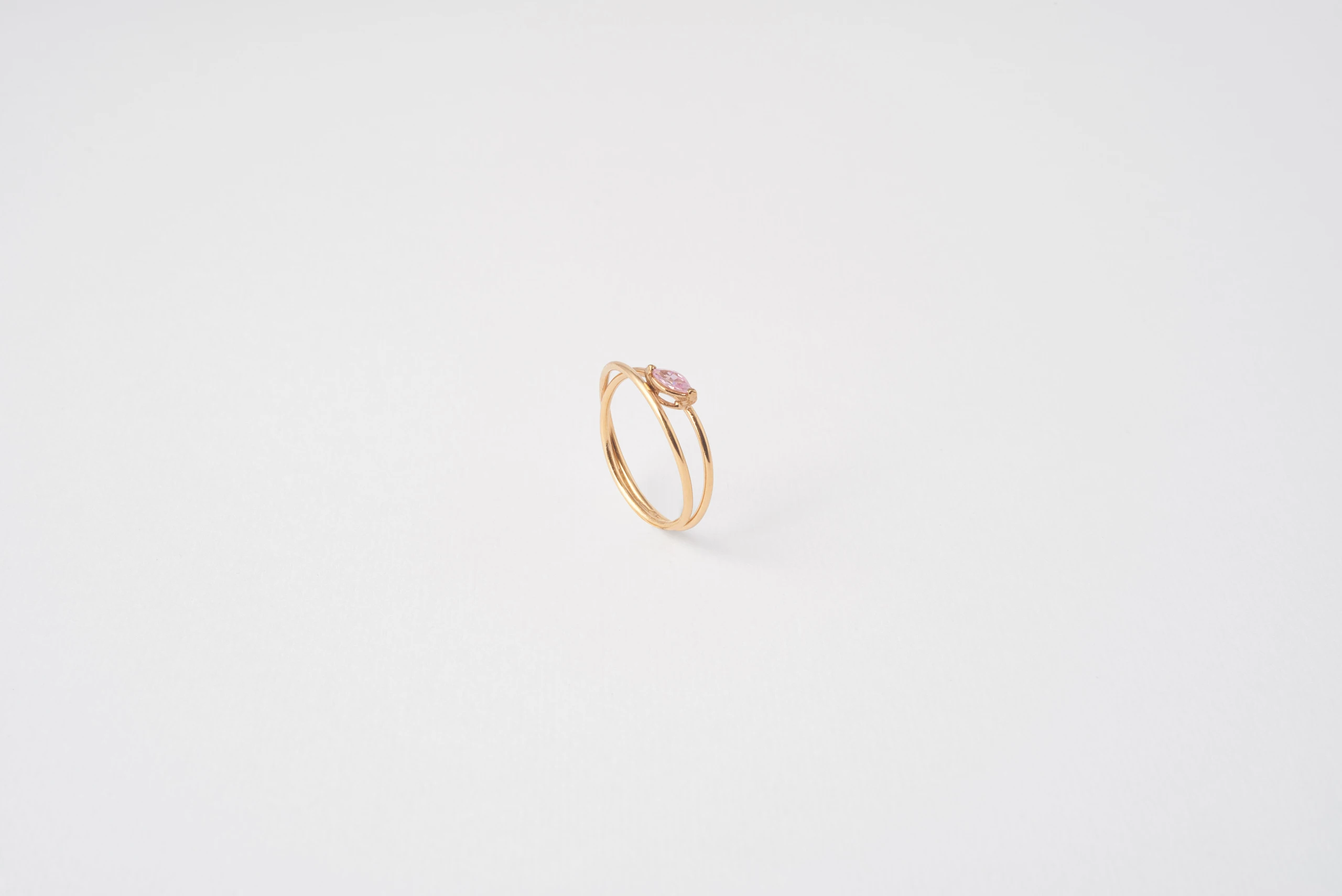 Anello Abbraccio in oro giallo 18kt con zaffiro rosa taglio marquise e doppio giro d'oro, Monica Candido Gioielli Milano - 2