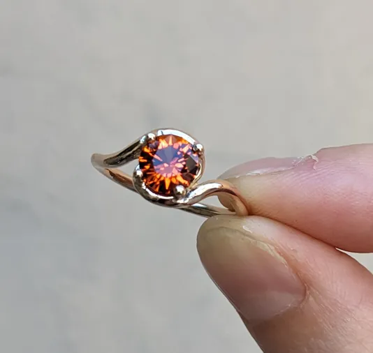 Anello abbraccio in oro giallo 18kt con spessartite