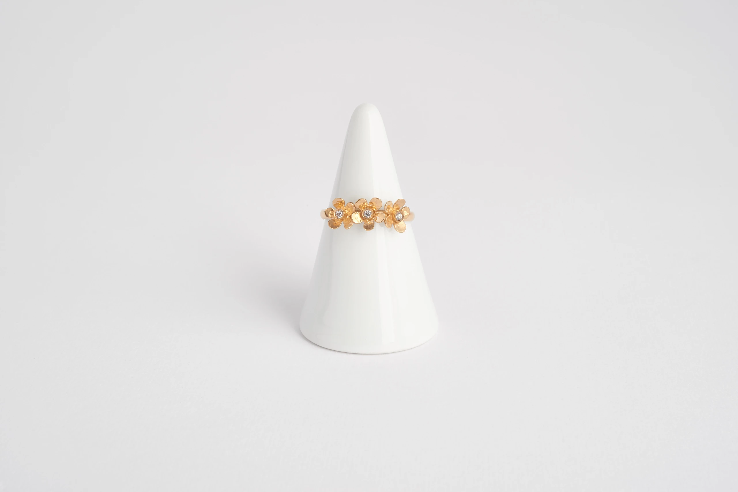Anello Bouquet in oro giallo 18kt con diamanti mêlée e fiori cesellati a mano, Monica Candido Gioielli Milano - 1