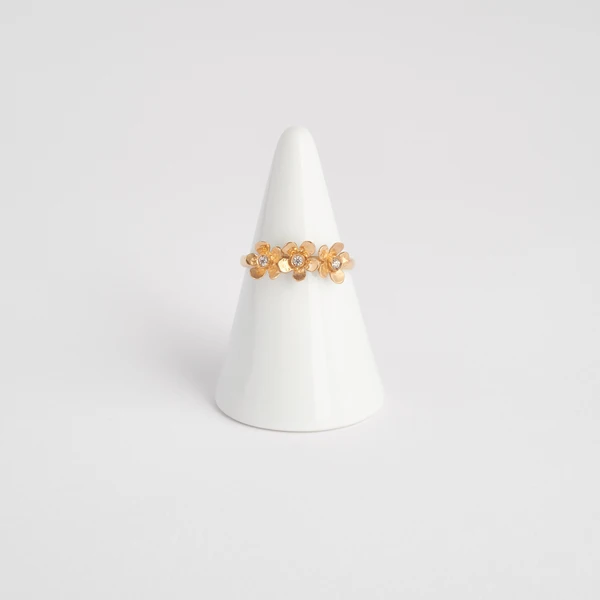 Anello Bouquet in oro giallo 18kt con diamanti mêlée e fiori cesellati a mano, Monica Candido Gioielli Milano