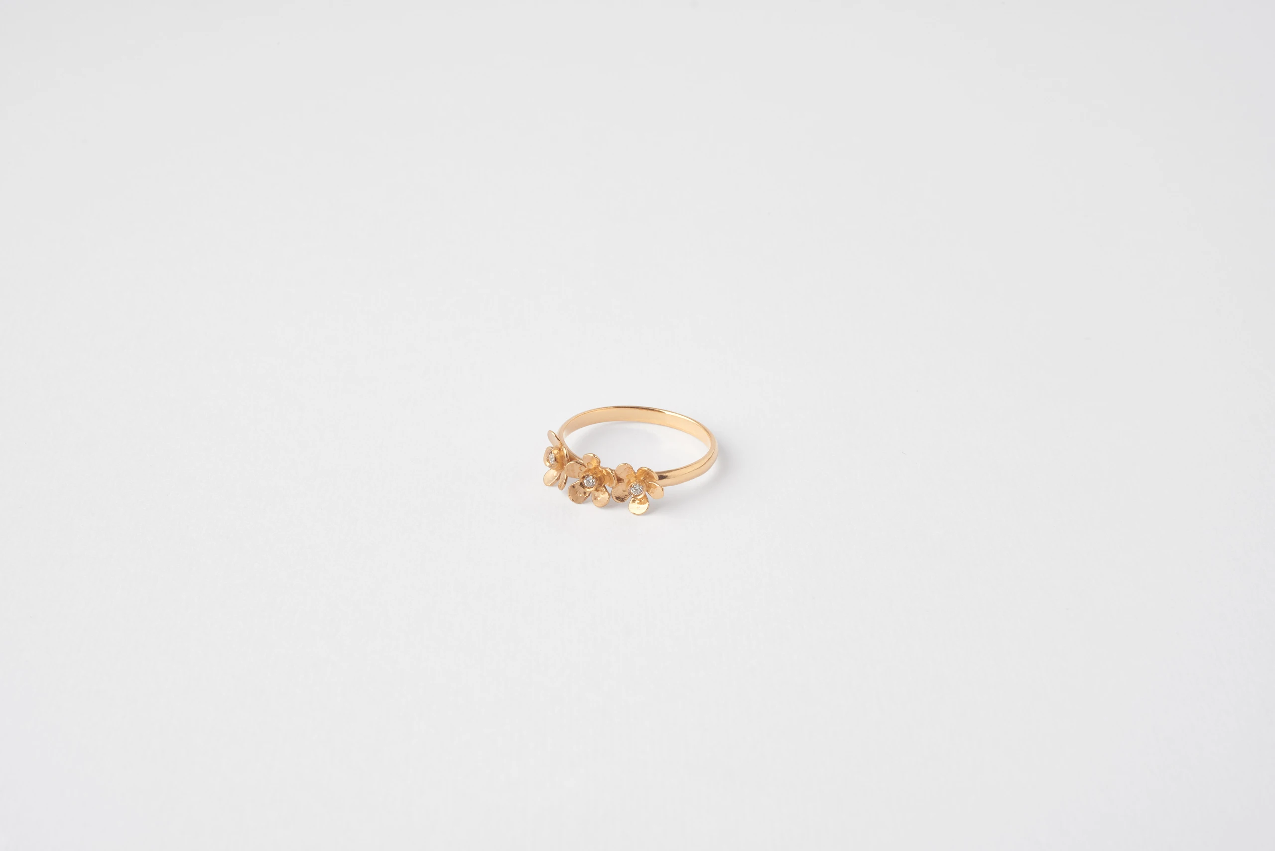 Anello Bouquet in oro giallo 18kt con diamanti mêlée e fiori cesellati a mano, Monica Candido Gioielli Milano - 2
