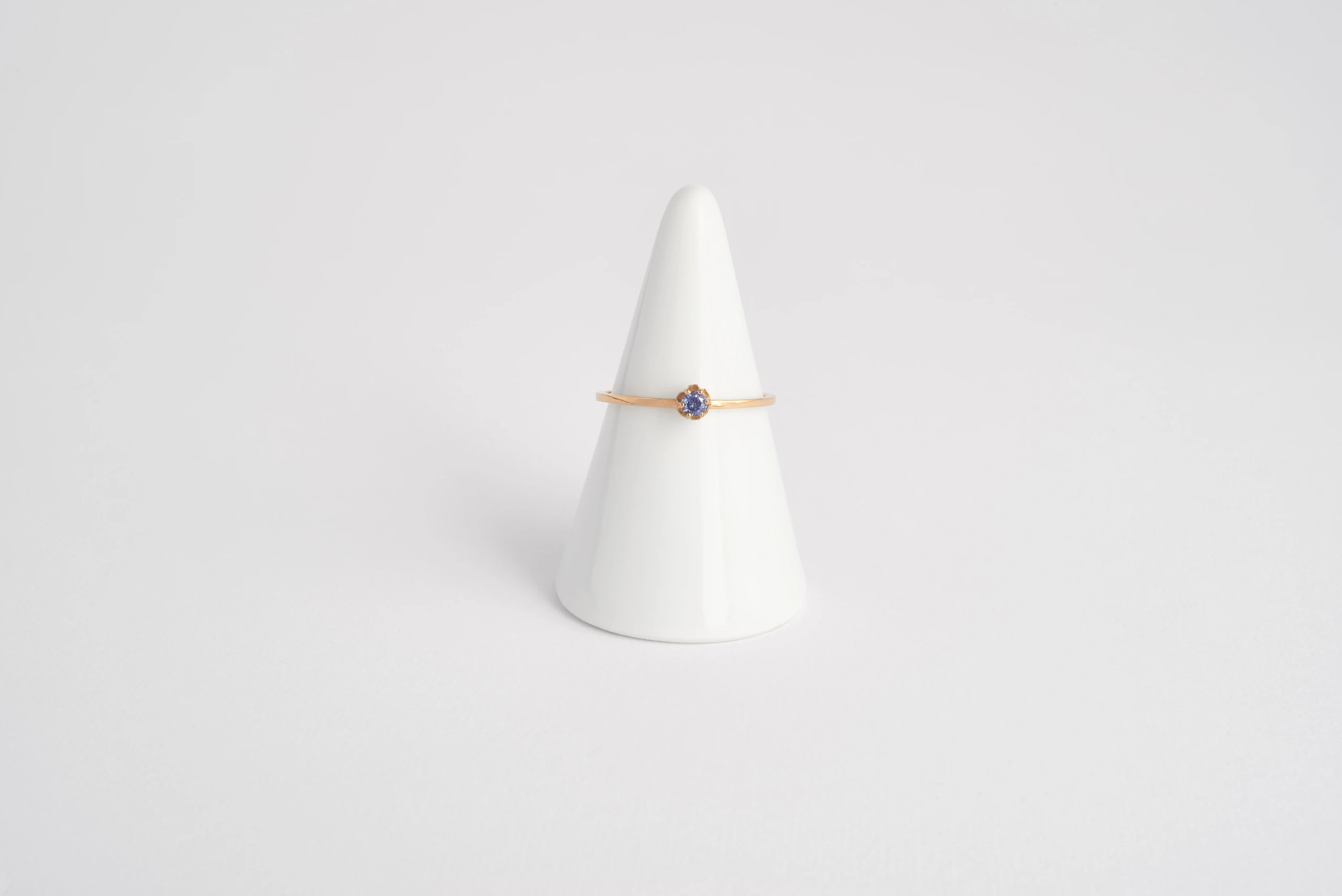Anello C’era una Volta in oro giallo 18kt con zaffiro jeans e griffe vintage a sei punte, Monica Candido Gioielli Milano - 1