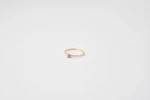 Anello C’era una Volta in oro giallo 18kt con zaffiro jeans e griffe vintage a sei punte, Monica Candido Gioielli Milano miniatura 2