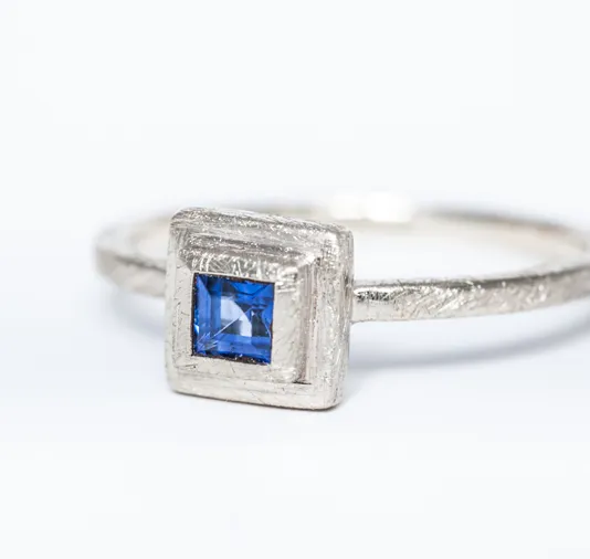 Anello di fidanzamento con zaffiro carré in oro bianco