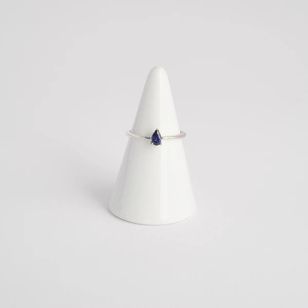 Anello Kai in oro bianco 18kt rodiato con zaffiro blu taglio goccia e gambo a mezza fede, Monica Candido Gioielli Milano