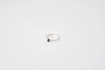 Anello Kai in oro bianco 18kt rodiato con zaffiro blu taglio goccia e gambo a mezza fede, Monica Candido Gioielli Milano miniatura 2