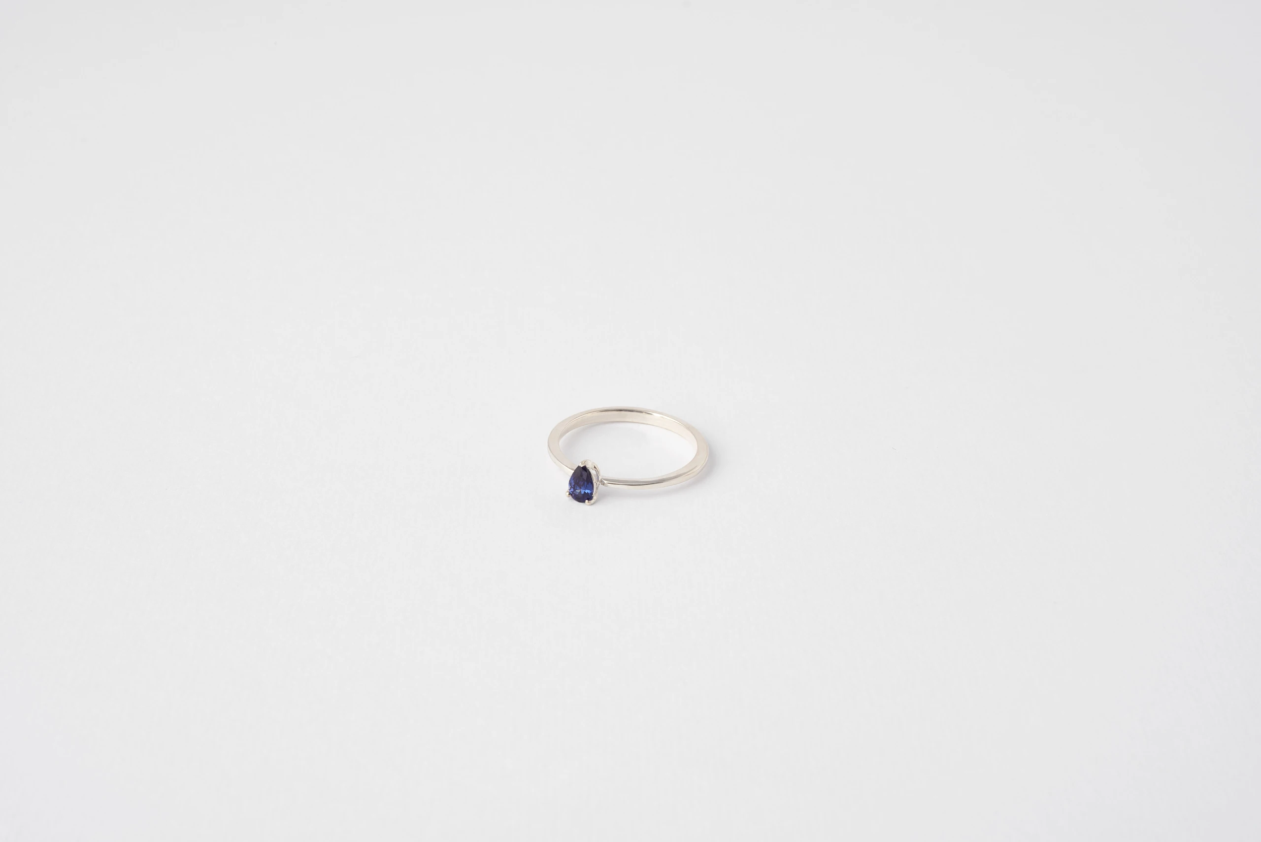 Anello Kai in oro bianco 18kt rodiato con zaffiro blu taglio goccia e gambo a mezza fede, Monica Candido Gioielli Milano - 2