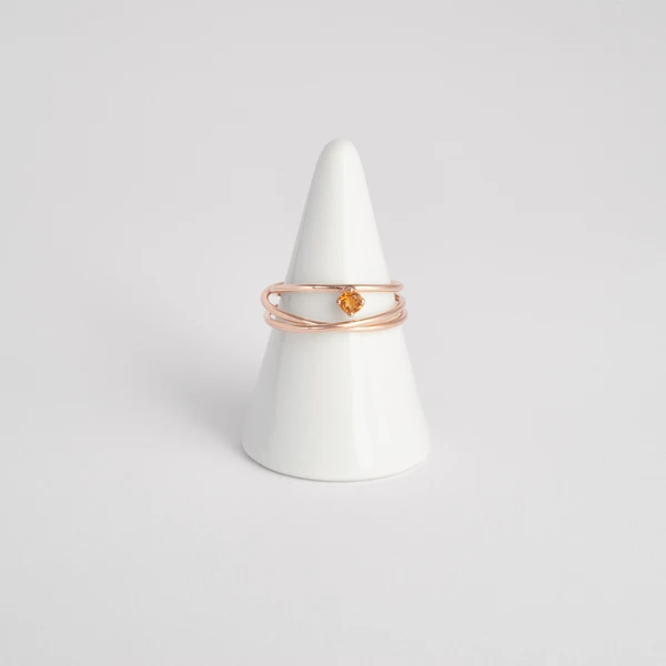 Anello Nido in oro rosa 18kt con topazio imperiale giallo e griffe a coroncina, Monica Candido Gioielli Milano