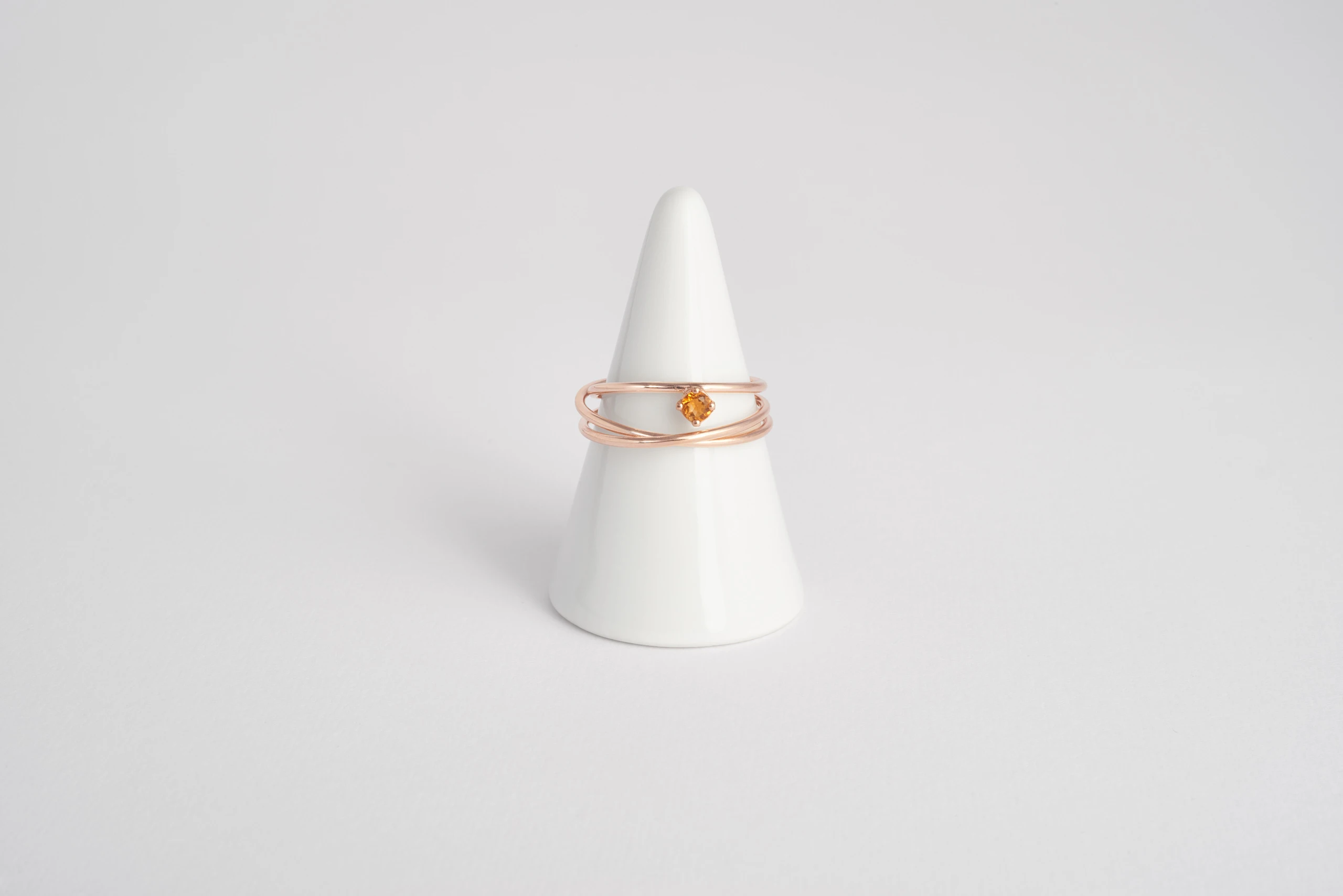 Anello Nido in oro rosa 18kt con topazio imperiale giallo e griffe a coroncina, Monica Candido Gioielli Milano - 1
