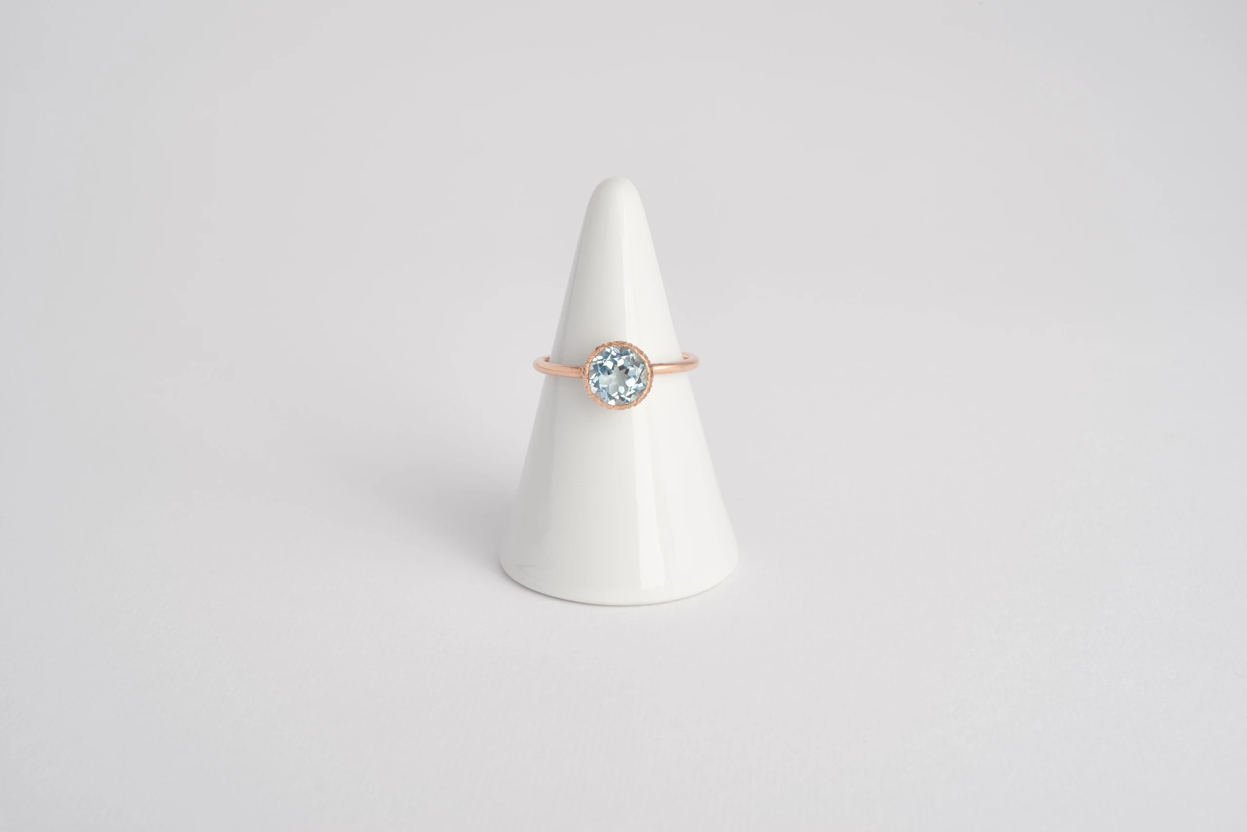 Anello Oasi in oro rosa 18kt con acquamarina taglio brillante e incisione a bulino con motivo a palme, Monica Candido Gioielli Milano - 1