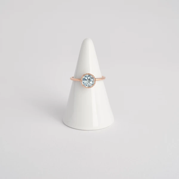 Anello Oasi in oro rosa 18kt con acquamarina taglio brillante e incisione a bulino con motivo a palme, Monica Candido Gioielli Milano