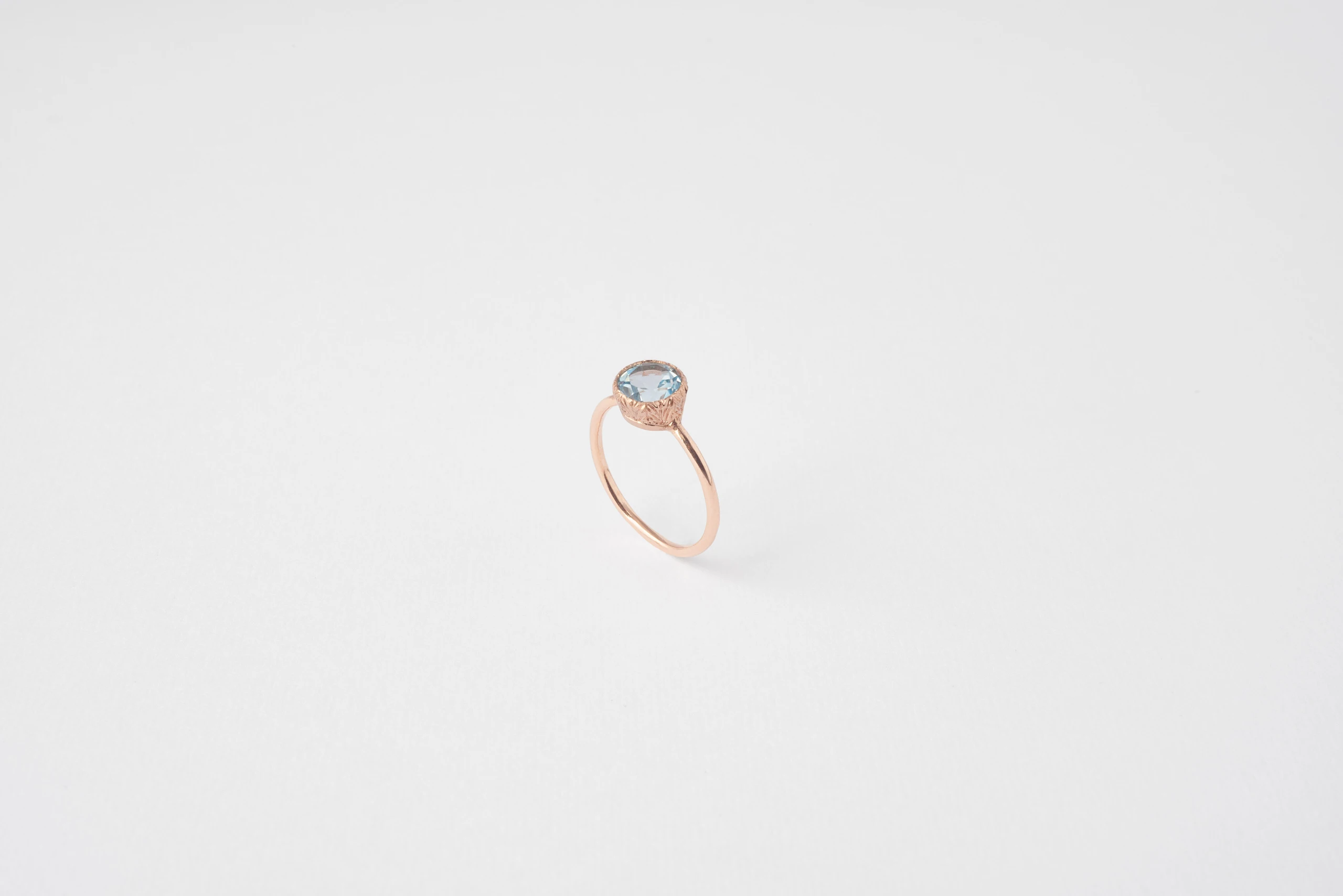 Anello Oasi in oro rosa 18kt con acquamarina taglio brillante e incisione a bulino con motivo a palme, Monica Candido Gioielli Milano - 2