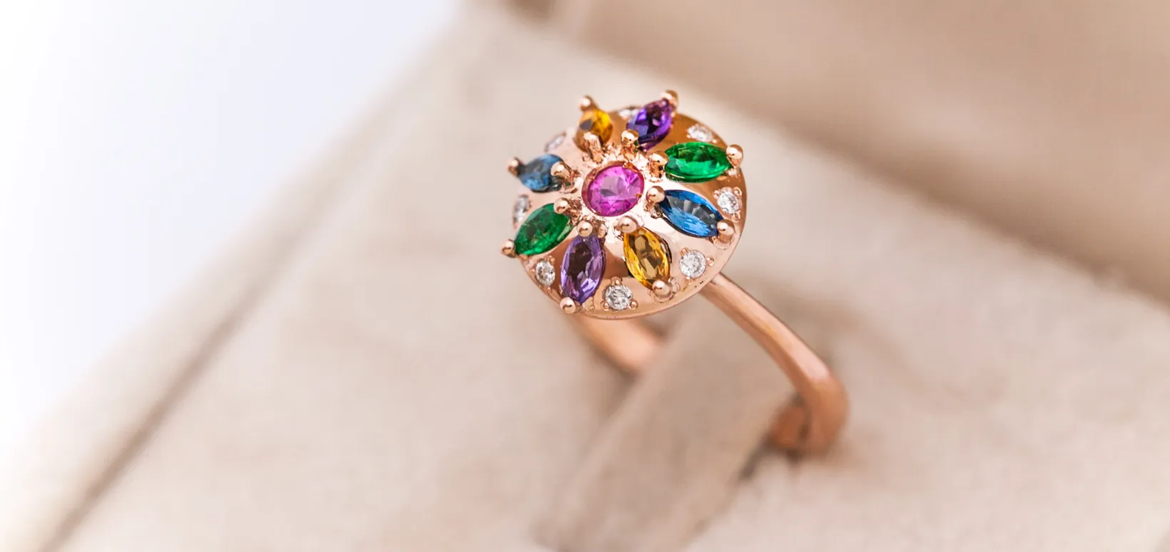 Anello in oro rosa stile vintage con pietre colorate