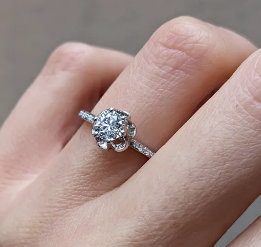 Anello in oro bianco 18kt con pavé di diamanti e griffe vintage