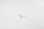Anello Rio in oro rosa 18kt con smeraldo taglio baguette e design geometrico, Monica Candido Gioielli Milano miniatura 2