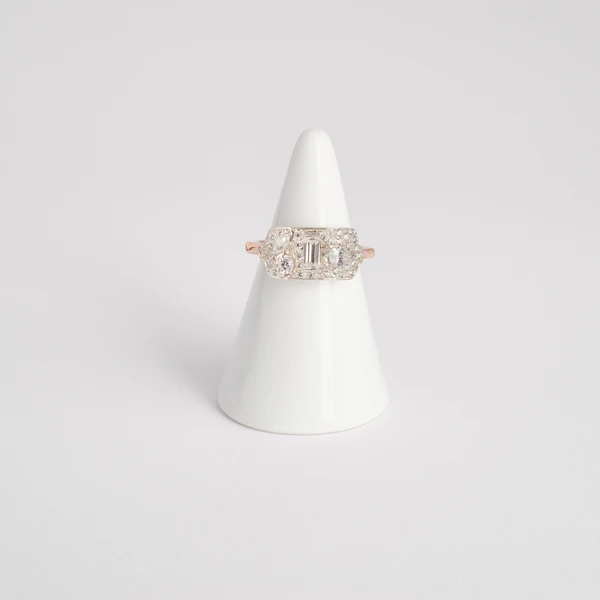 Anello Sinfonia in oro bianco e rosa 18kt con diamanti multi-taglio in pavé, Monica Candido Gioielli Milano