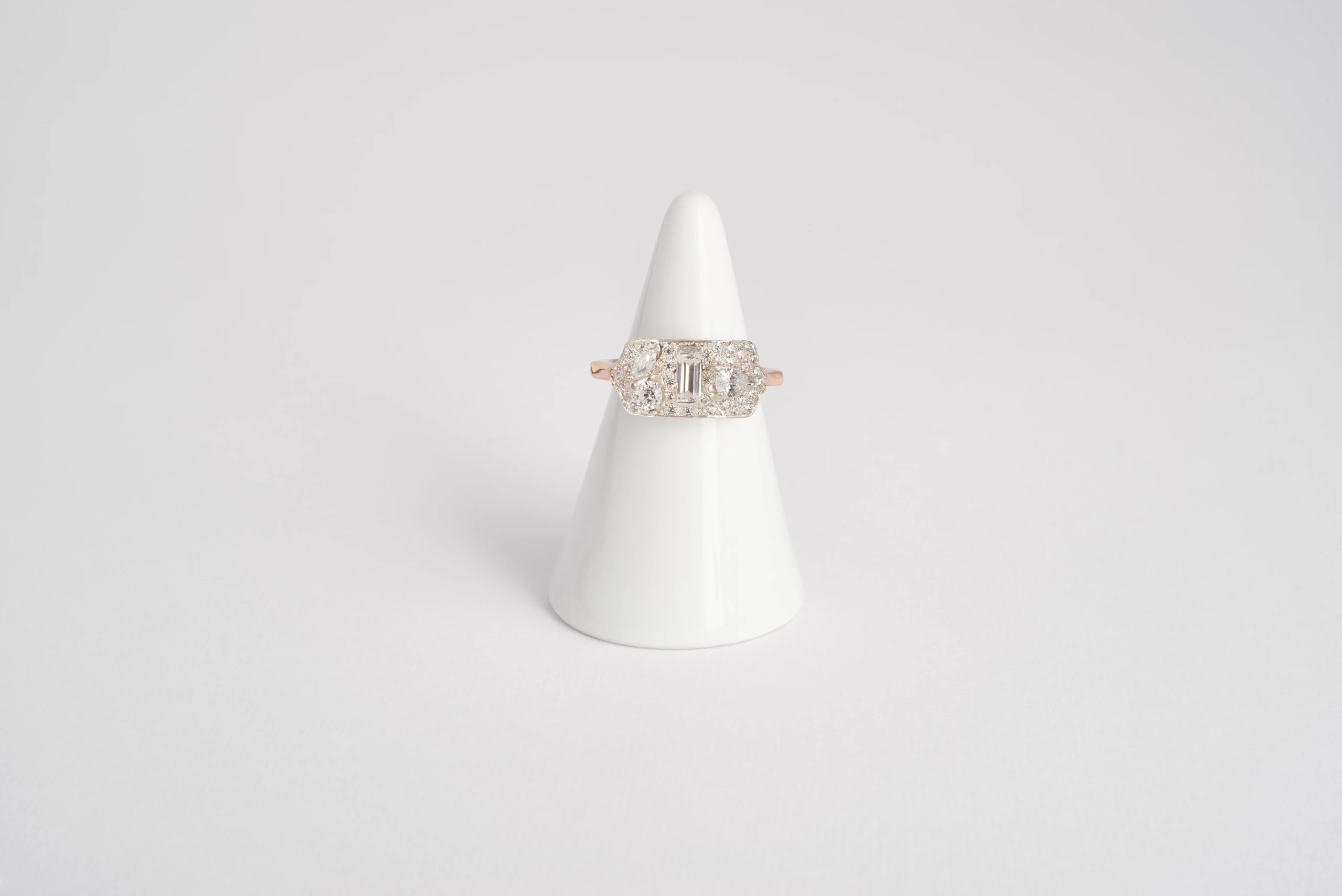 Anello Sinfonia in oro bianco e rosa 18kt con diamanti multi-taglio in pavé, Monica Candido Gioielli Milano - 1