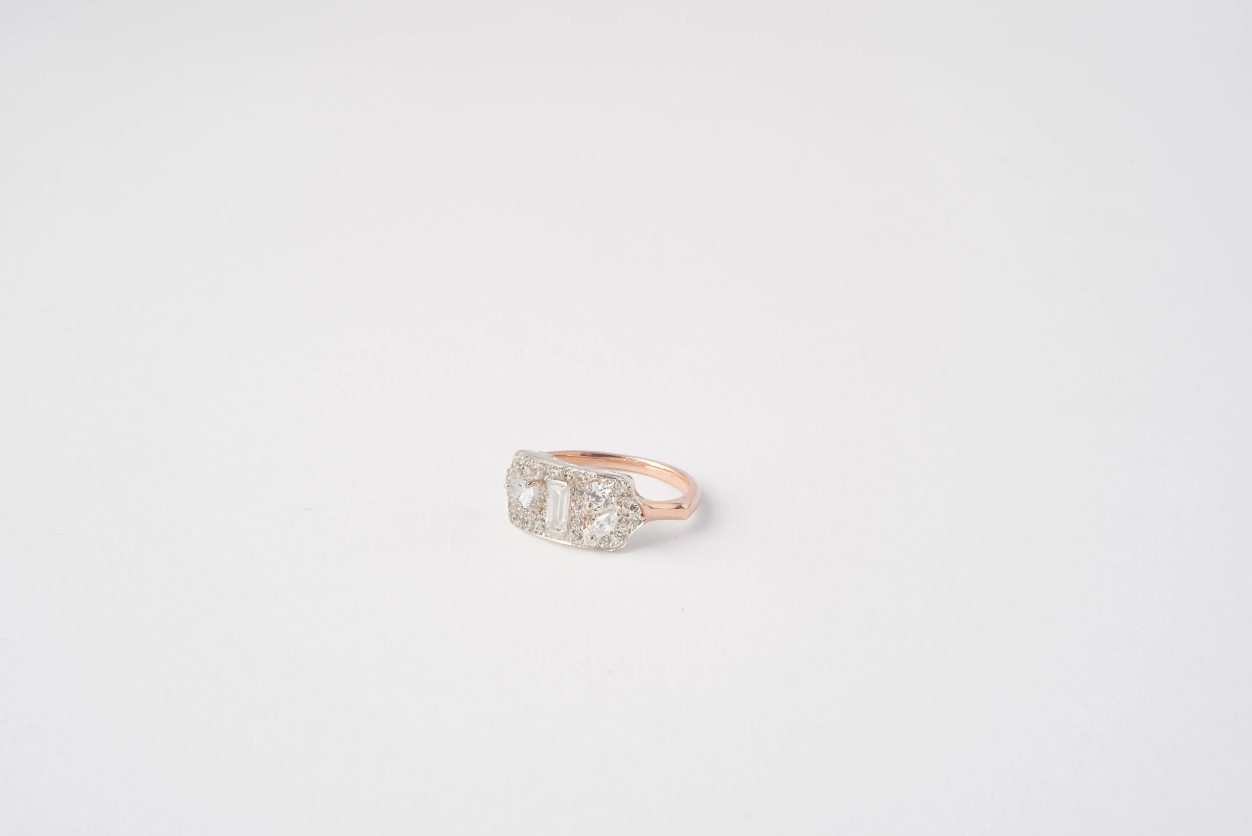 Anello Sinfonia in oro bianco e rosa 18kt con diamanti multi-taglio in pavé, Monica Candido Gioielli Milano - 2