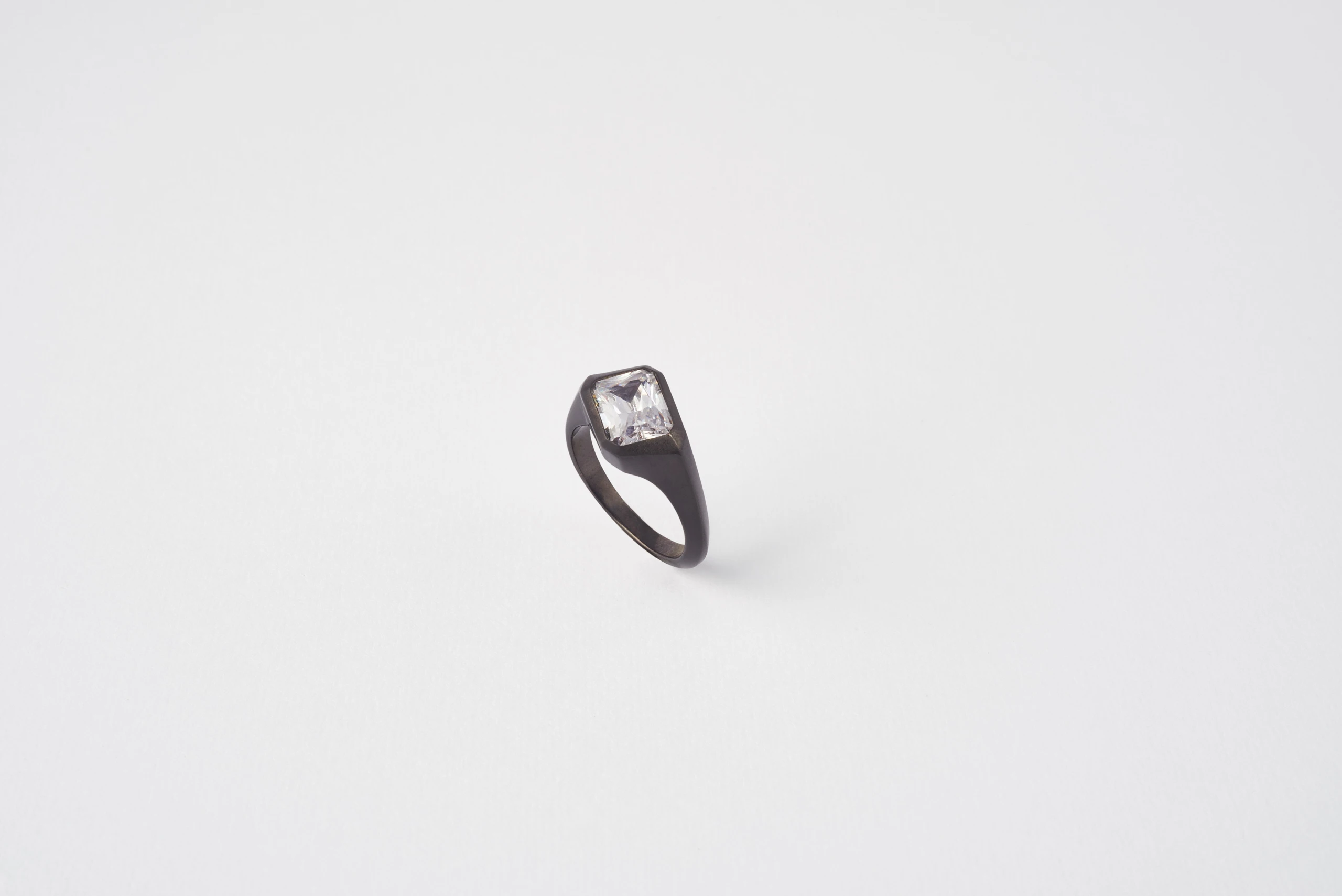 Anello Titano in oro bianco 18kt con placcatura in rutenio e diamante taglio radiant, Monica Candido Gioielli Milano - 2