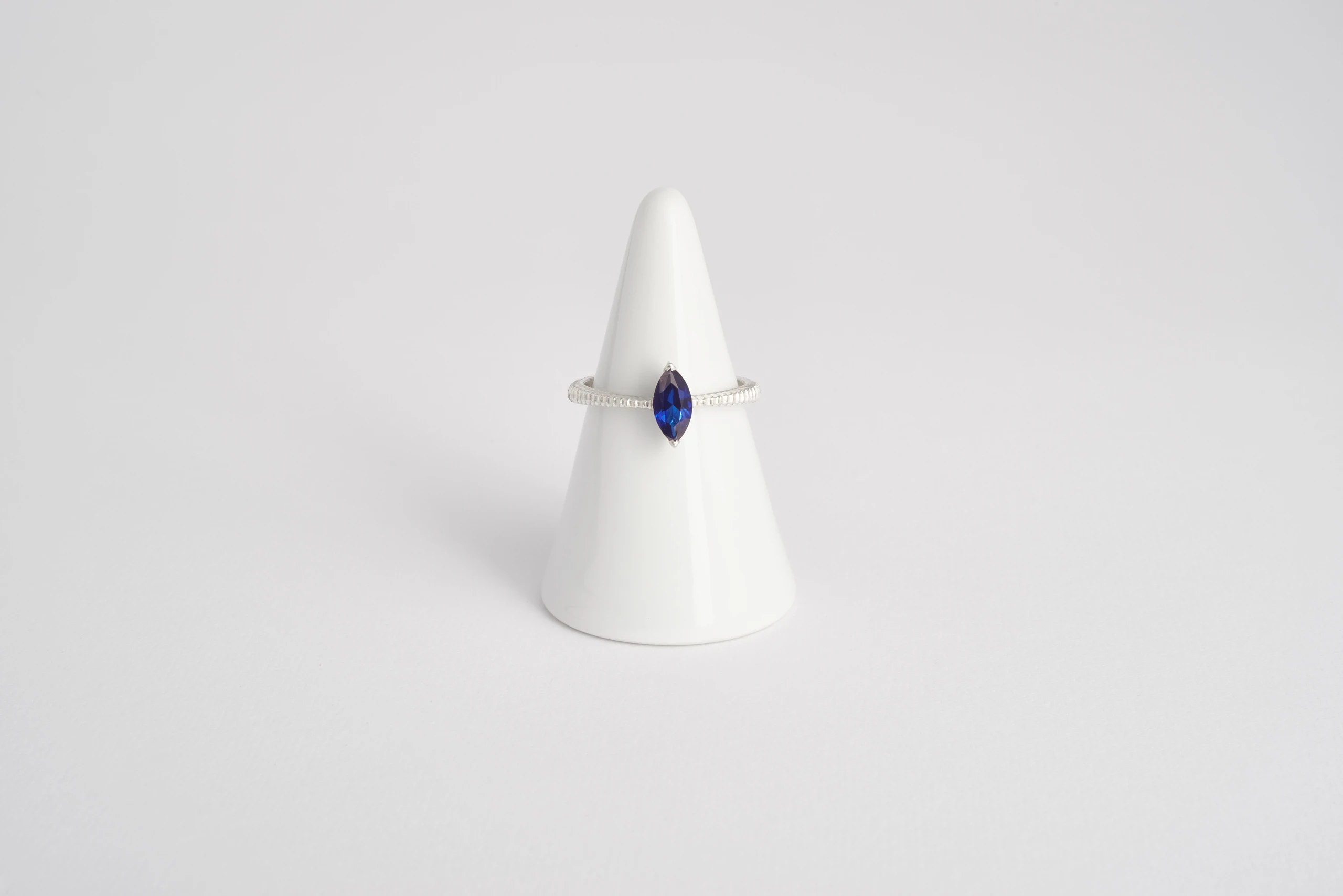 Anello Veliero in oro 18kt con zaffiro blu taglio navette e incisione artigianale a bulino, Monica Candido Gioielli Milano - 1