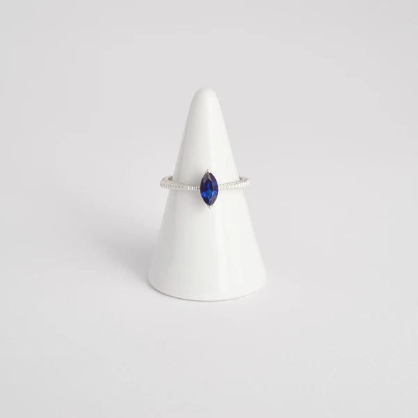 Anello Veliero in oro 18kt con zaffiro blu taglio navette e incisione artigianale a bulino, Monica Candido Gioielli Milano