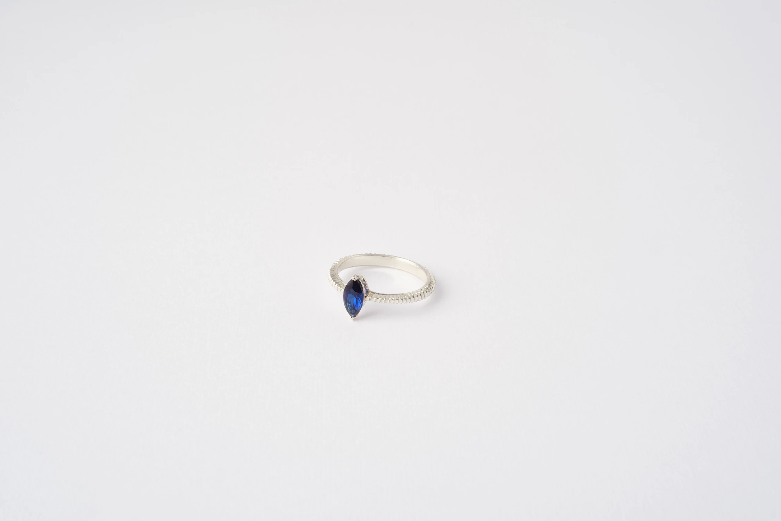 Anello Veliero in oro 18kt con zaffiro blu taglio navette e incisione artigianale a bulino, Monica Candido Gioielli Milano - 2