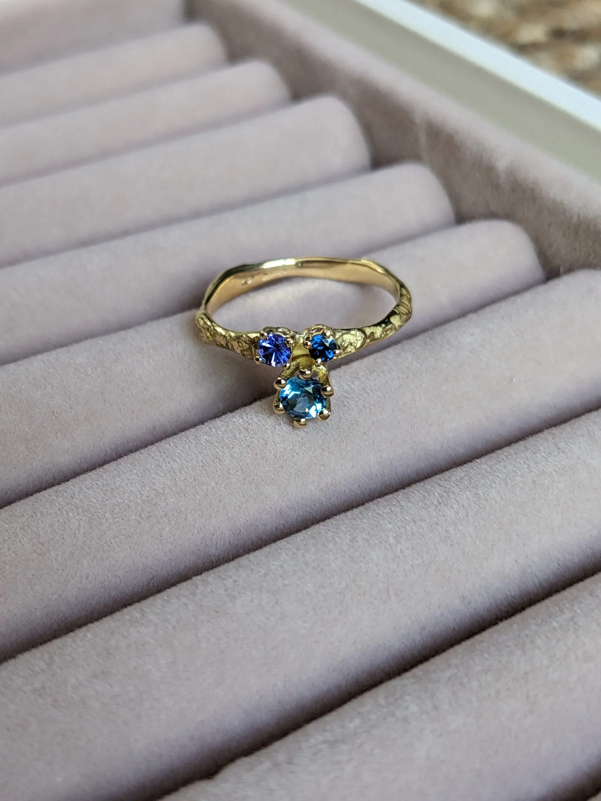 Anello in oro giallo 18kt con zaffiro, topazio e tanzanite