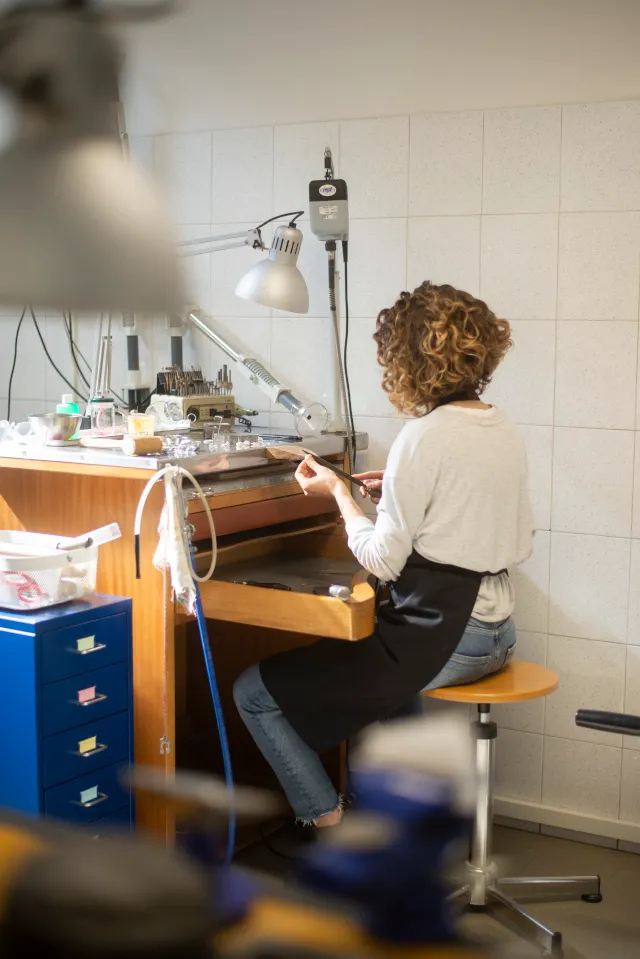 Monica Candido al lavoro nell'atelier