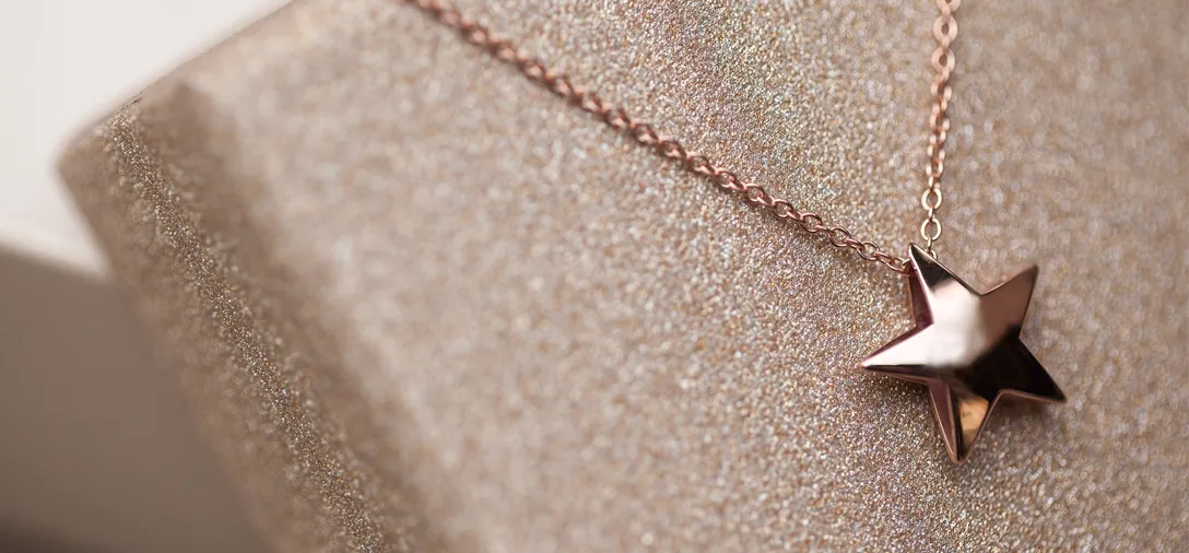 Collana stella bombata in oro rosso 18kt