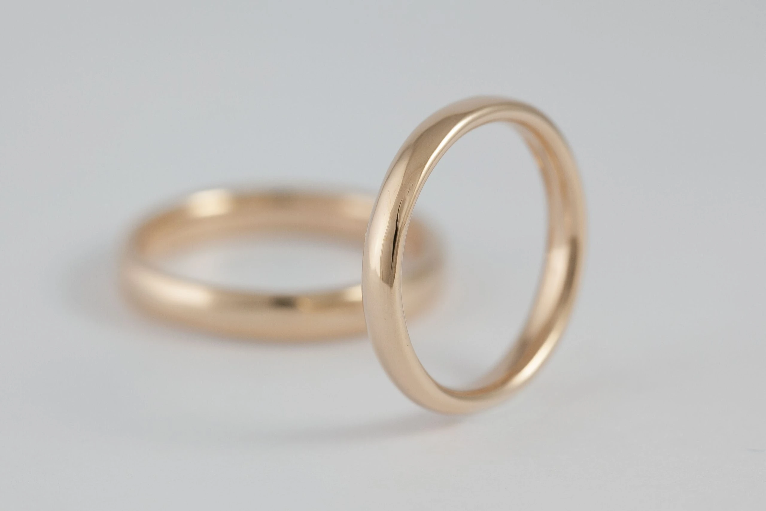 Fedi nuziali comode comfort fit artigianali in oro 18kt, Monica Candido Gioielli Milano - 1