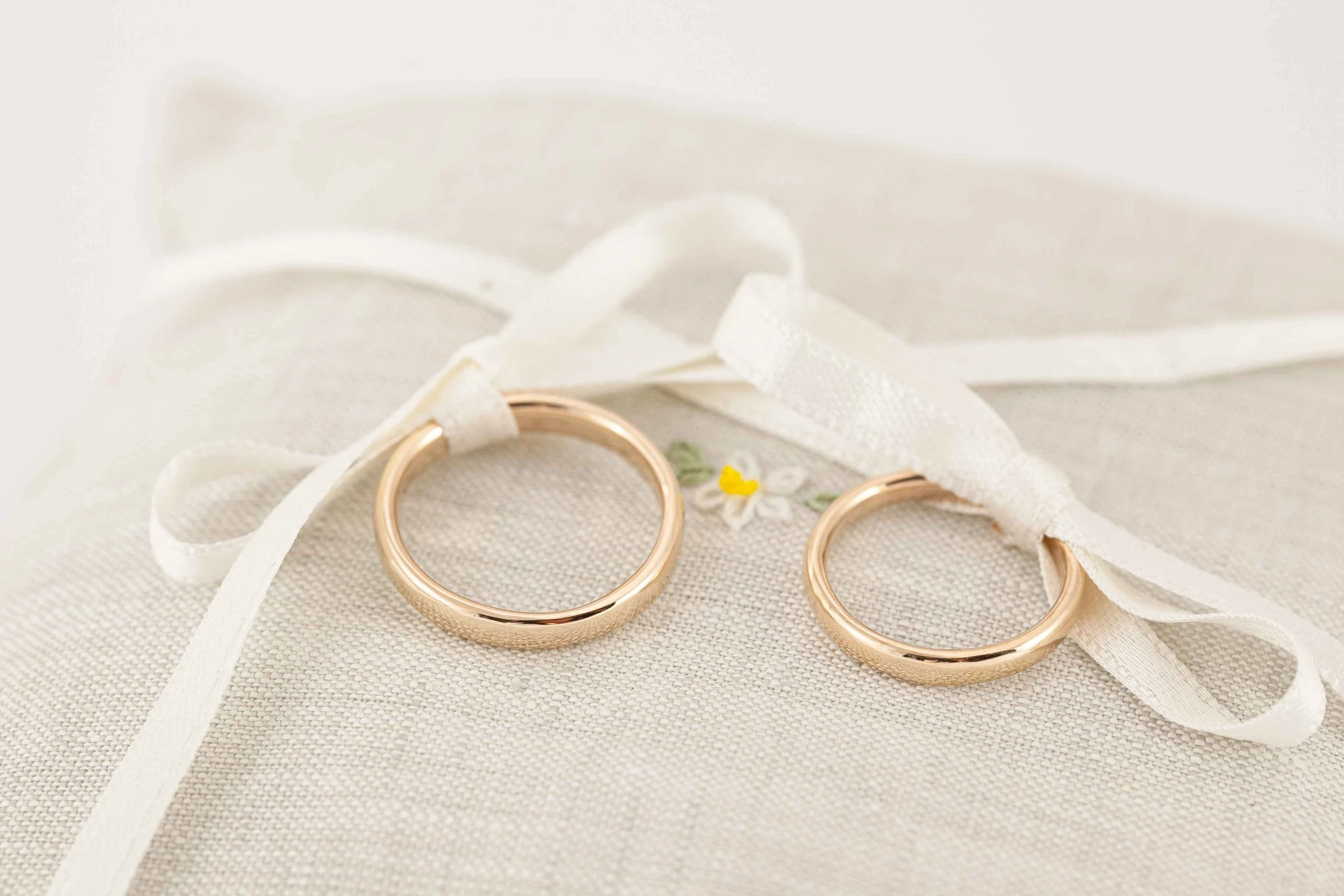 Fedi nuziali comode comfort fit artigianali in oro 18kt, Monica Candido Gioielli Milano - 10