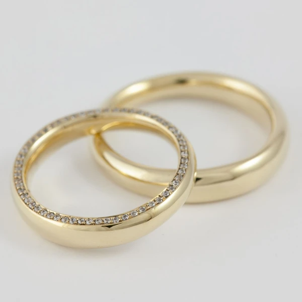Fedi nuziali comode svasate artigianali in oro 18kt con profilo svasato, Monica Candido Gioielli Milano