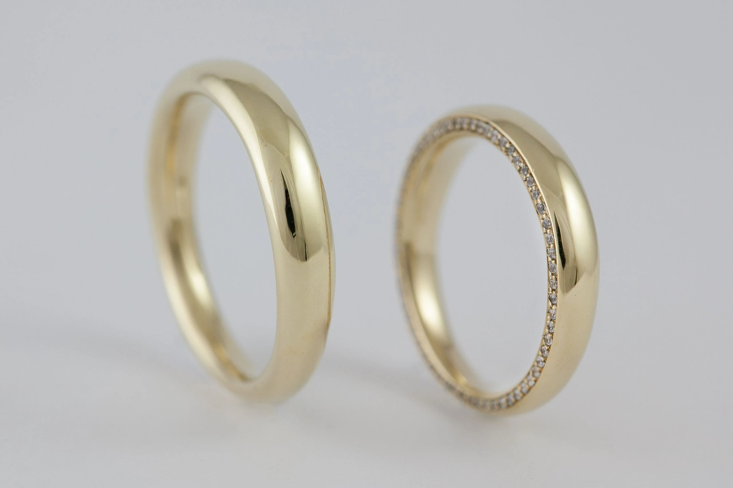 Fedi nuziali comode svasate artigianali in oro 18kt con profilo svasato, Monica Candido Gioielli Milano - 4