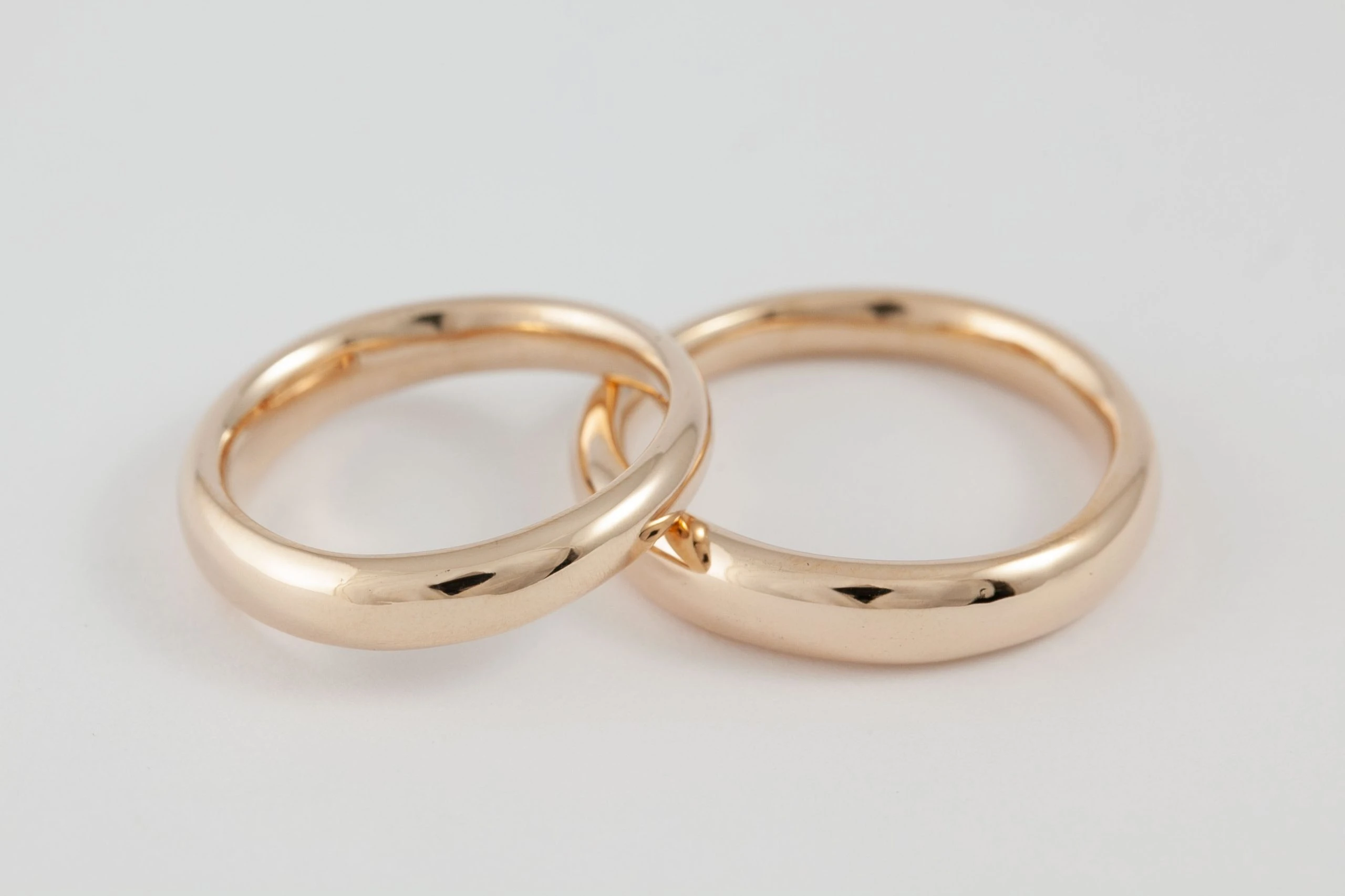 Fedi nuziali comode svasate artigianali in oro 18kt con profilo svasato, Monica Candido Gioielli Milano - 6