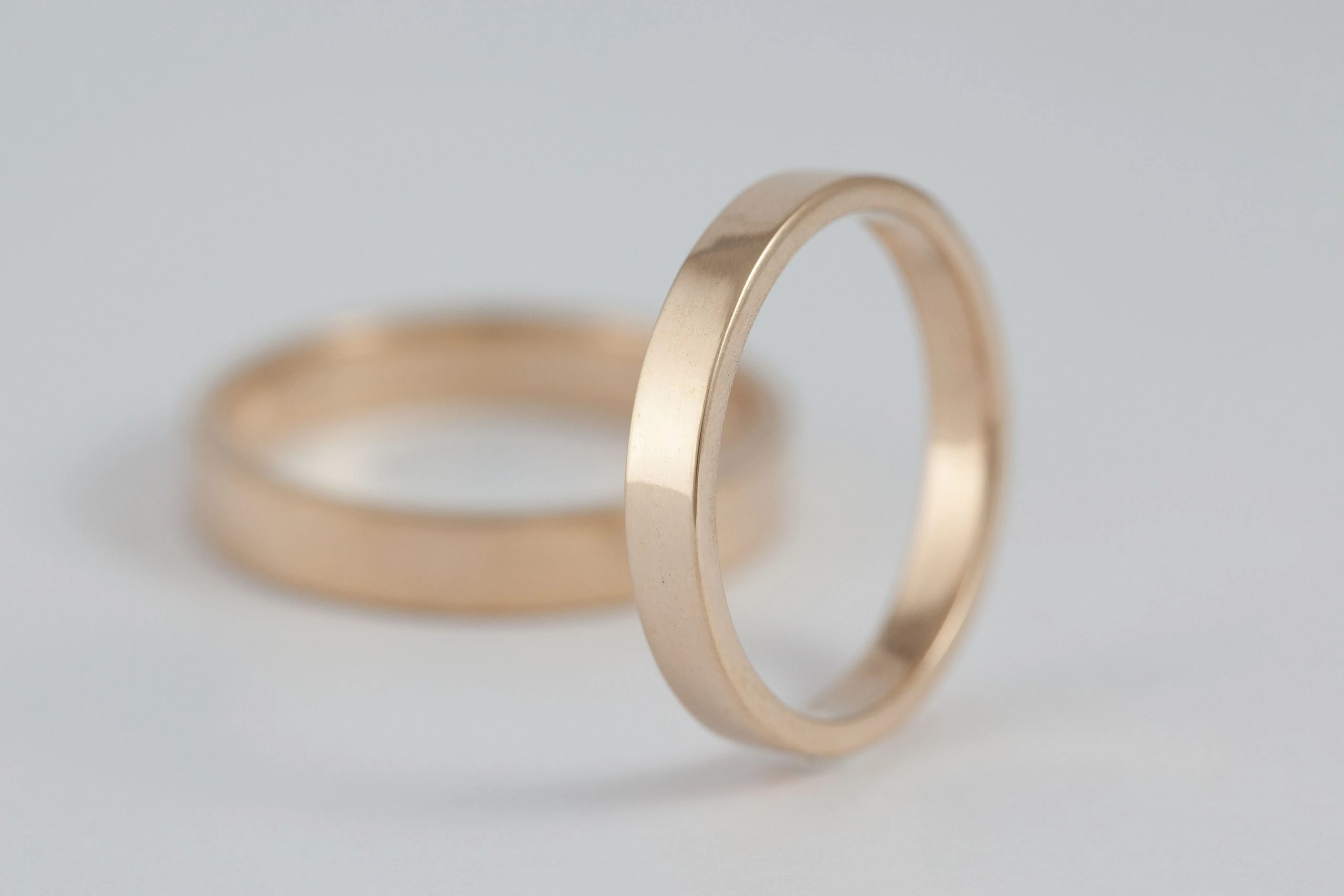 Fedi nuziali a fascetta artigianali in oro 18kt con design geometrico, Monica Candido Gioielli Milano - 1