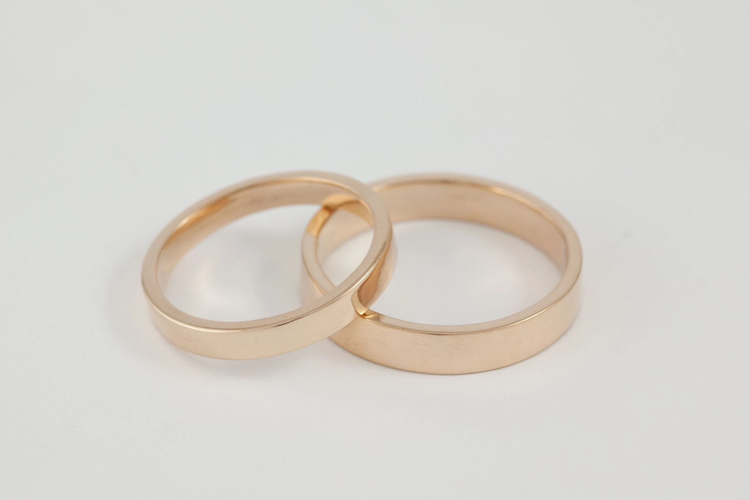 Fedi nuziali a fascetta artigianali in oro 18kt con design geometrico, Monica Candido Gioielli Milano - 2