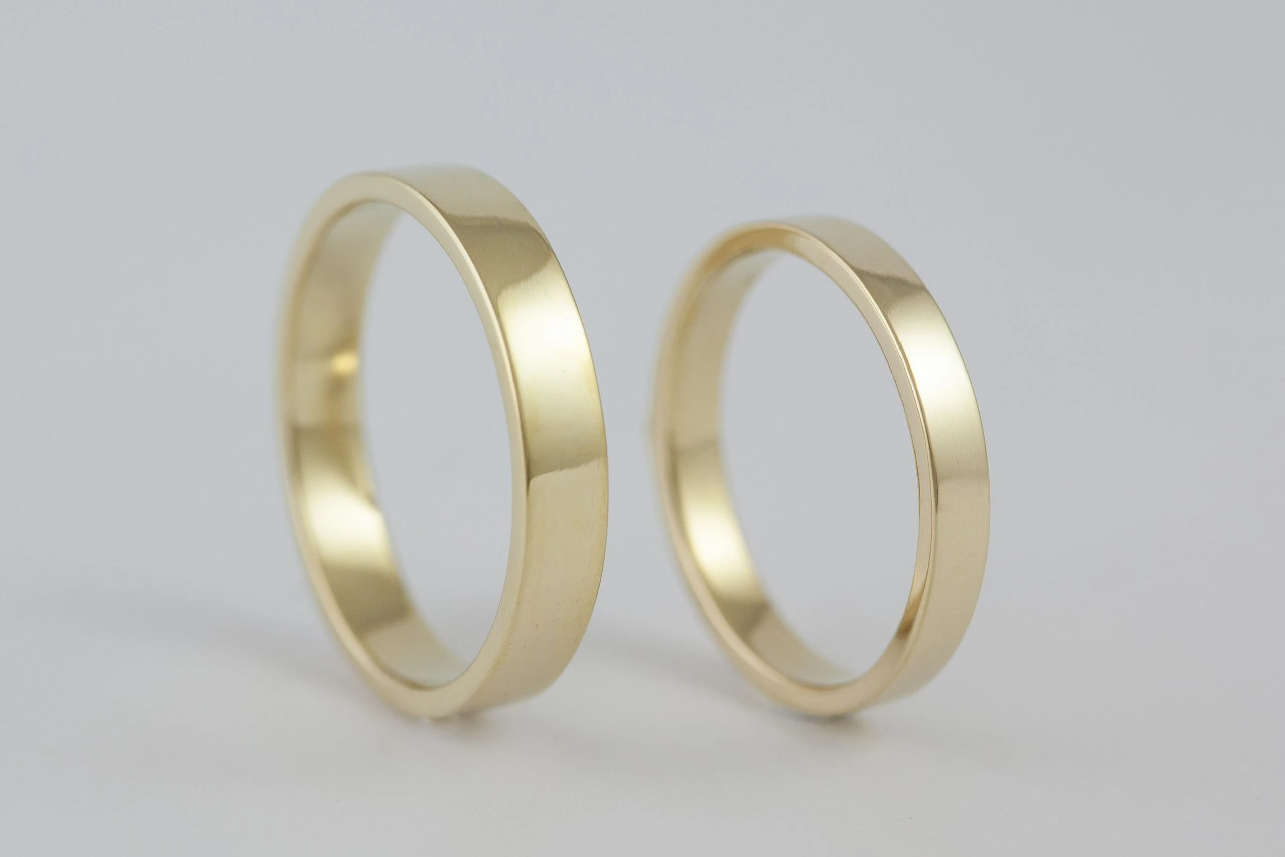Fedi nuziali a fascetta artigianali in oro 18kt con design geometrico, Monica Candido Gioielli Milano - 6