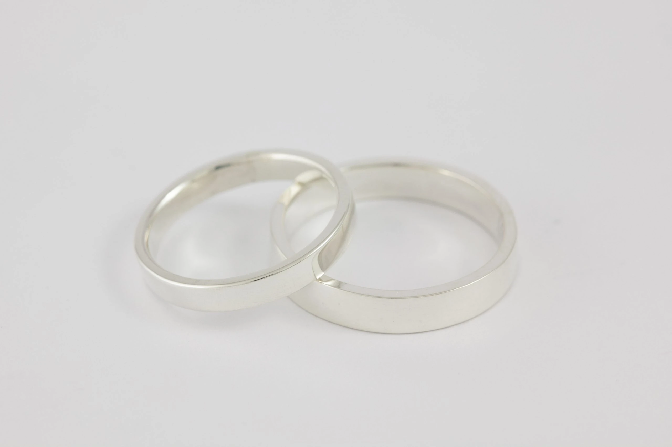 Fedi nuziali a fascetta artigianali in oro 18kt con design geometrico, Monica Candido Gioielli Milano - 8