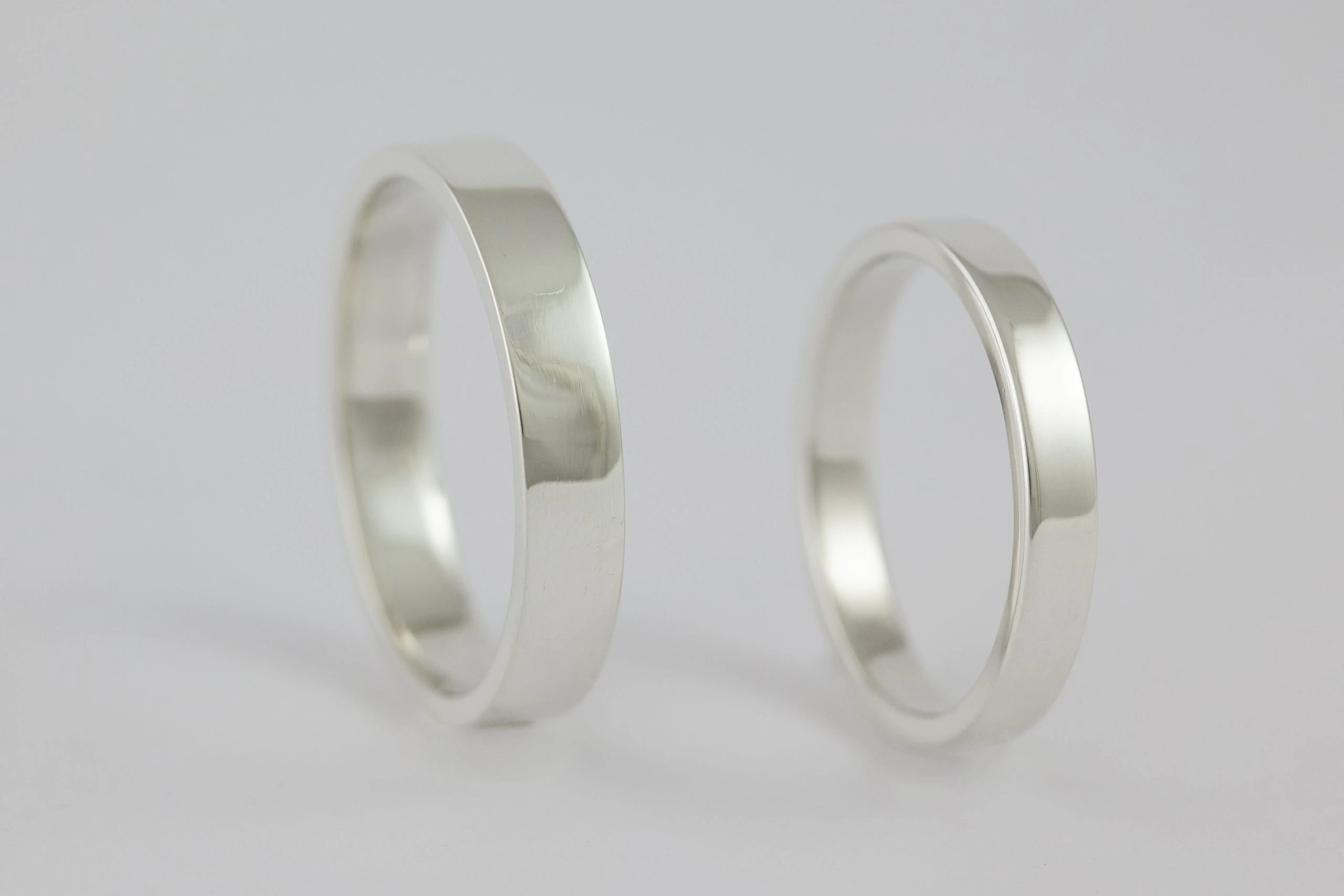 Fedi nuziali a fascetta artigianali in oro 18kt con design geometrico, Monica Candido Gioielli Milano - 9
