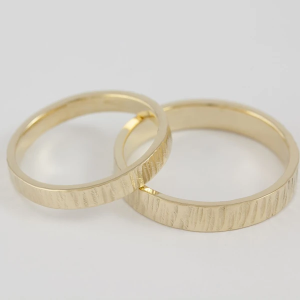 Fedi nuziali fascetta martellata artigianali in oro 18kt con superficie martellata a mano, Monica Candido Gioielli Milano