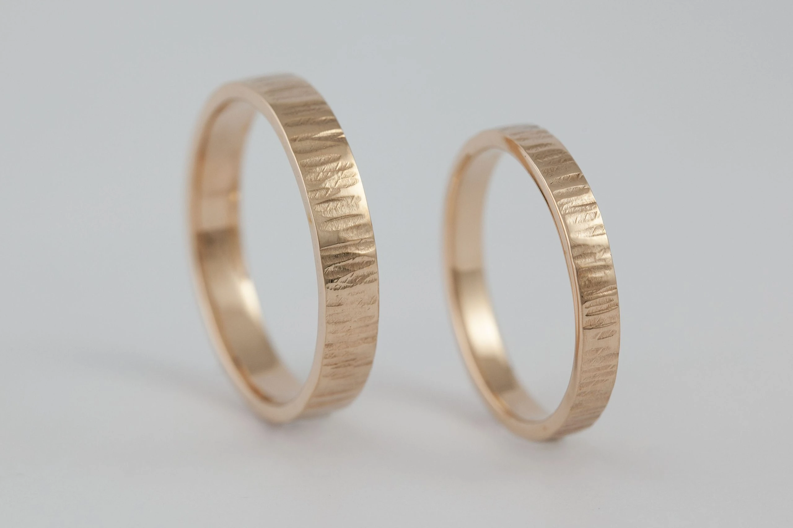 Fedi nuziali fascetta martellata artigianali in oro 18kt con superficie martellata a mano, Monica Candido Gioielli Milano - 9