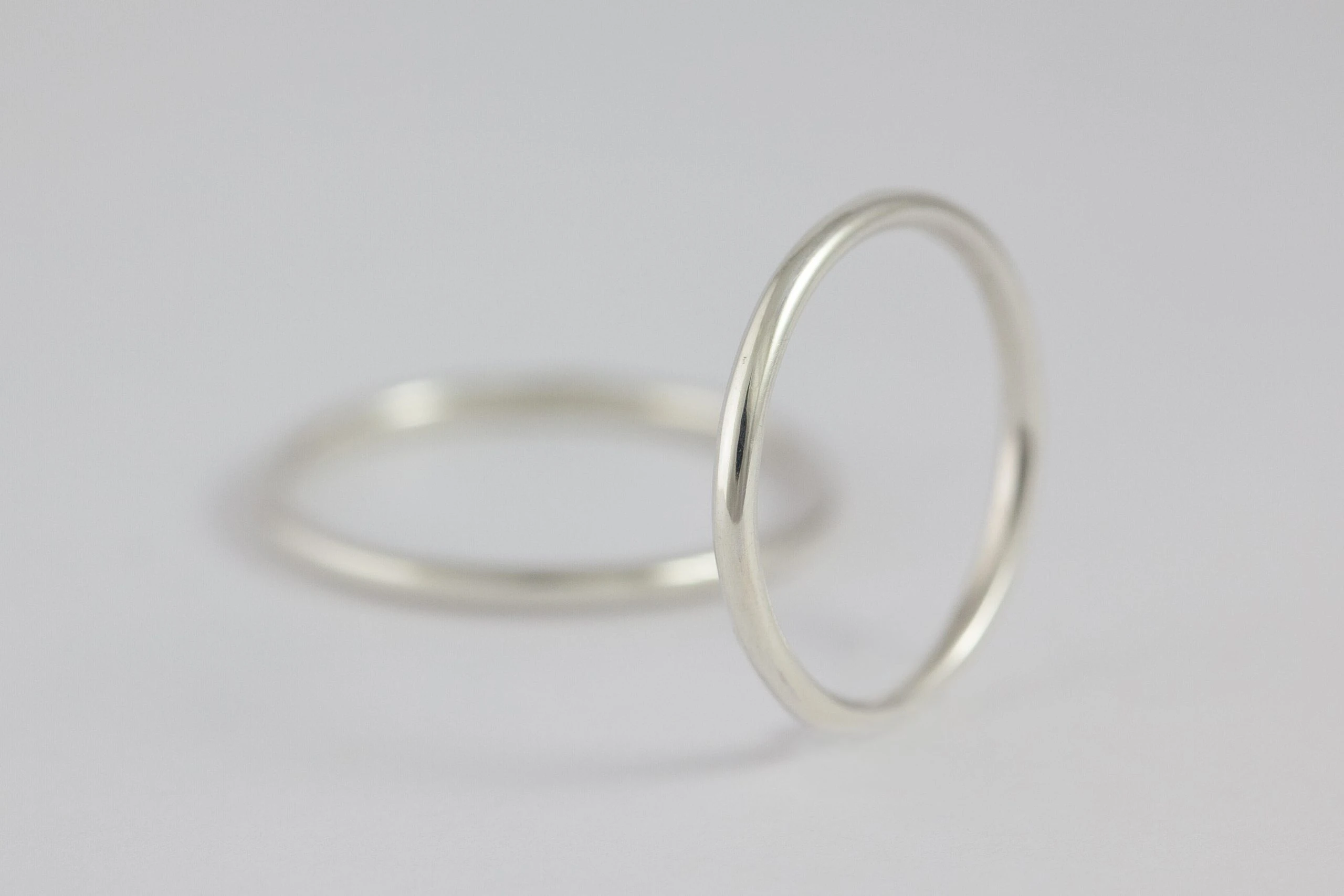 Fedi nuziali a filo artigianali in oro 18kt, sottili e raffinate, Monica Candido Gioielli Milano - 1