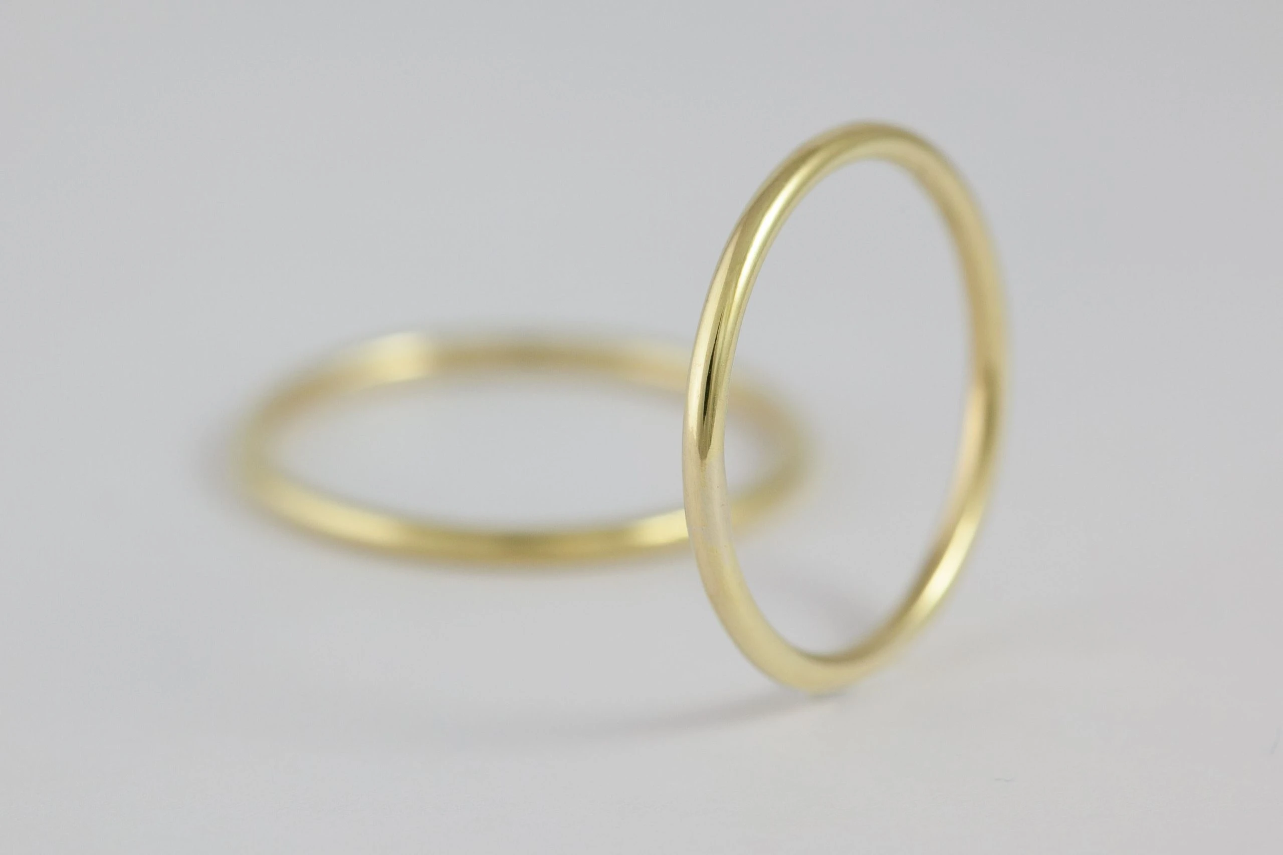 Fedi nuziali a filo artigianali in oro 18kt, sottili e raffinate, Monica Candido Gioielli Milano - 4